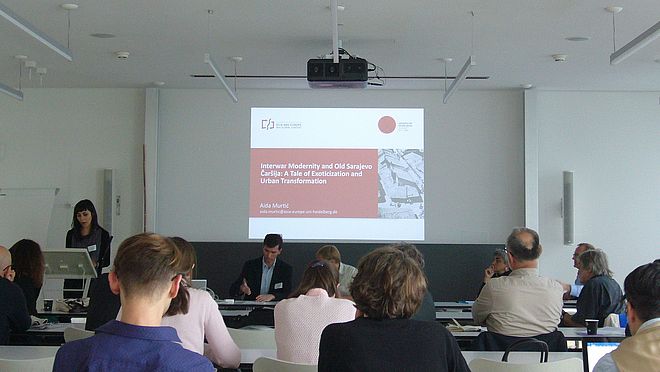 Aida Murtić beim Halten ihrer Präsentation.
