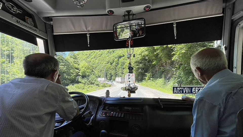 Blick aus Bus und zwei Busfahrer