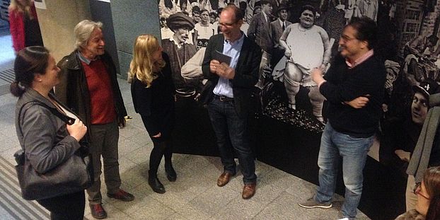 Besucher der Ausstellung in Graz