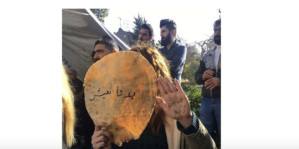 Mädschen mit Brot mit Arabischer text darauf