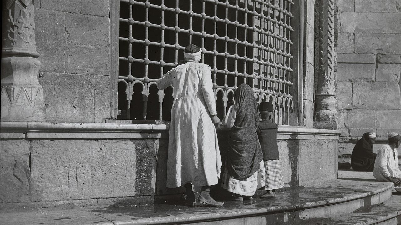 Personen an Brunnen in Kairo, Schwarz-Weiss Fotographie