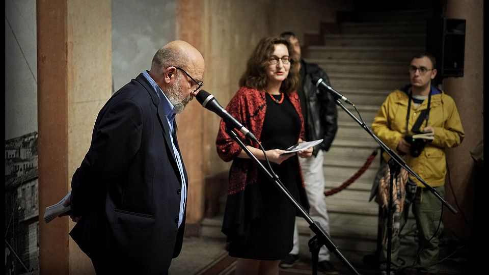Mehmed Akšamija and Nataša Mišković holding their speeches at the exhibition opening in Belgrade. Mehmed Akšamija and Nataša Mišković holding their speeches at the exhibition opening in Belgrade.