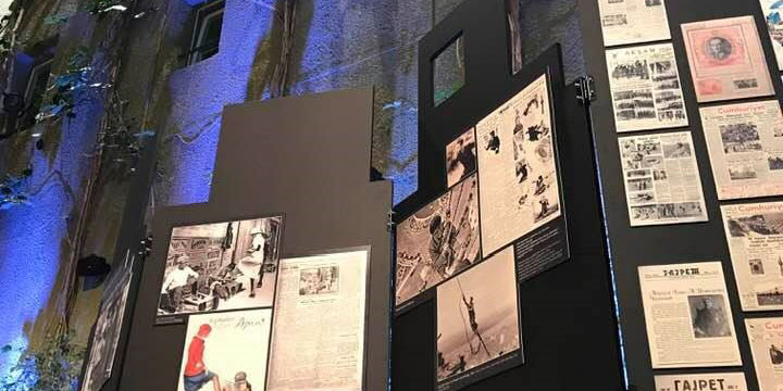 Ausstellungswände in Sarajewo